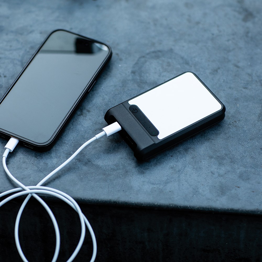 Ampx Powerbank aus rABS mit 6000 mAh.Lädt das Smartphone 2–3 Mal auf - Schwarz
