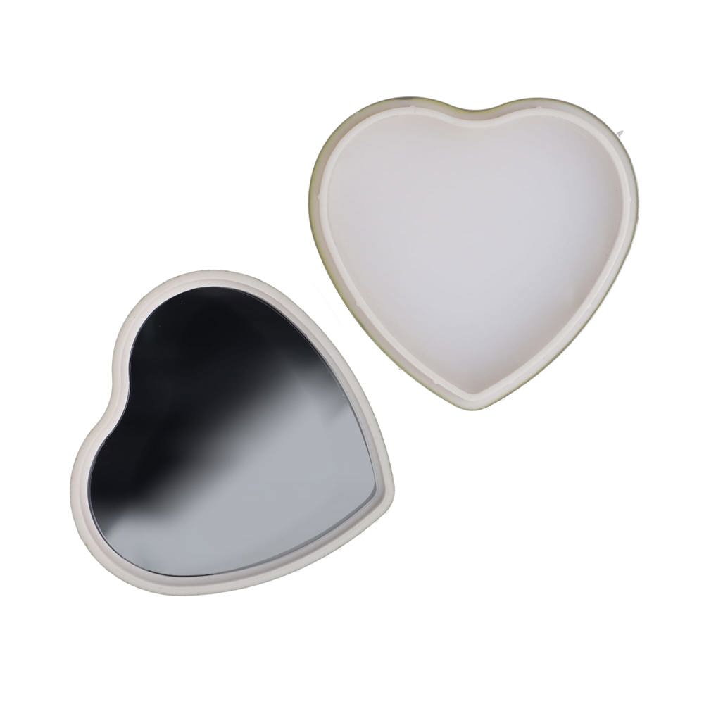 Lippenbalsam in Flacher metallischer Herzformdose